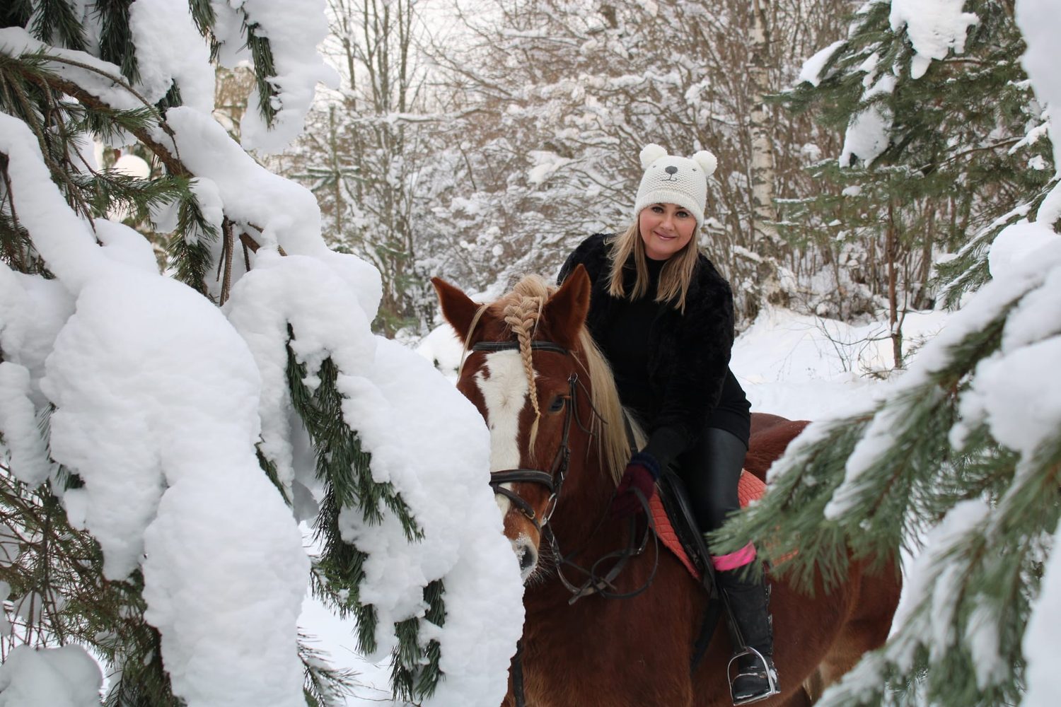 Ziemas fotosesija mežā ar zirgu