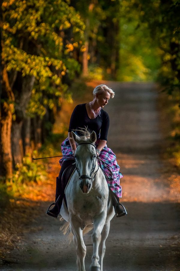 Rudens fotosesija ar zirgu