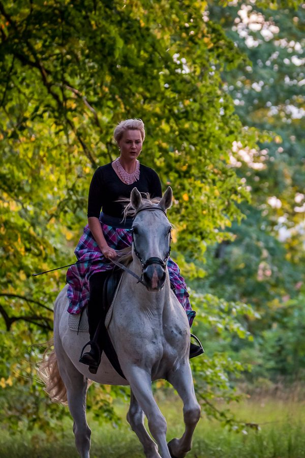 Fotosesija ar jātnieci zaļā ainavā