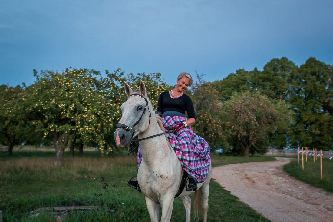 Vakara fotosesija ar zirgu
